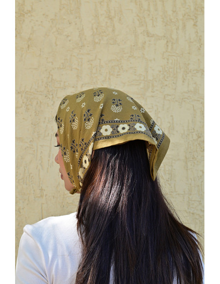 Gros plan sur le petit foulard coton Anastase motifs floraux bistre.