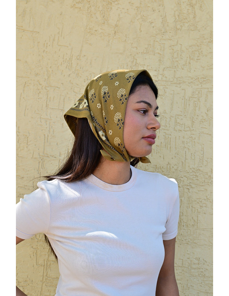Femme portant le petit foulard Anastase bistre 50x50 cm porté en bandana.