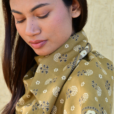 Grand foulard 100x100 cm Anastase Bistre en coton blockprint.