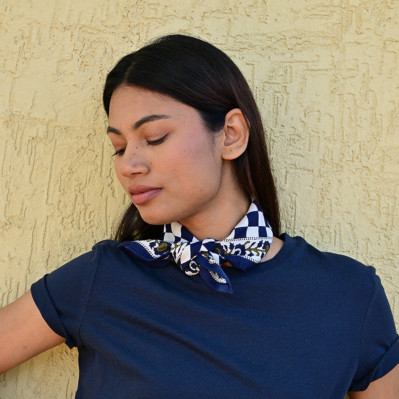 Petit foulard 50x50 cm Checks Bleu marine en coton blockprint.