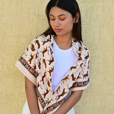 Grand foulard 100x100 cm Fauve Latte en coton blockprint motifs léopards.