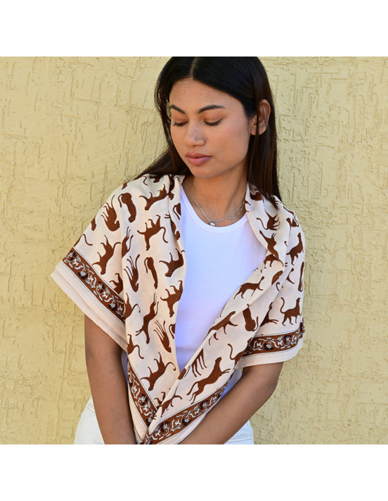 Grand foulard 100x100 cm Fauve Latte en coton blockprint motifs léopards.