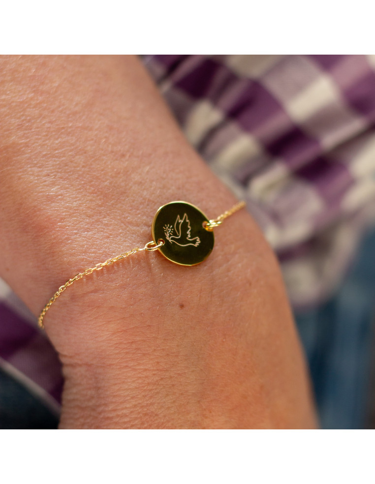 Bracelet fin en plaqué or avec médaillon rond gravé d'une colombe - Comptoir Doré