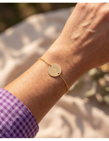Bracelet fin en plaqué or avec médaillon rond gravé d'une Vierge couronnée de fleurs - Comptoir Doré
