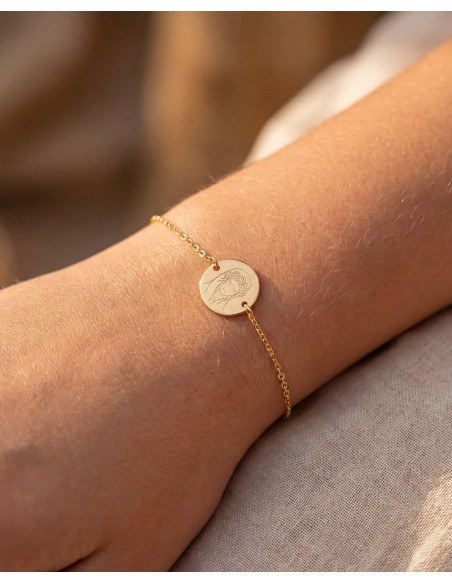 Bracelet fin en plaqué or avec médaillon rond gravé d'une Vierge couronnée de fleurs - Comptoir Doré
