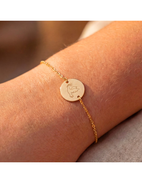 Bracelet fin en plaqué or avec médaillon rond gravé d'une colombe - Comptoir Doré