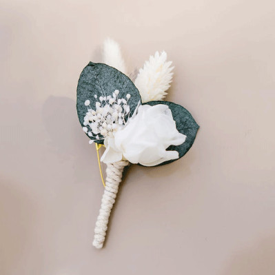Boutonnière marié Eric fleurs stabilisées - L'Atelier de Clotilde - Comptoir Doré
