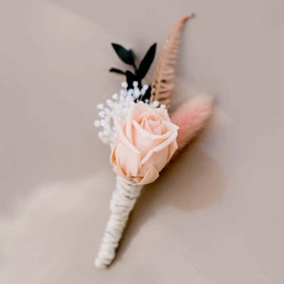 Boutonnière marié Jean fleurs stabilisées - L'Atelier de Clotilde - Comptoir Doré