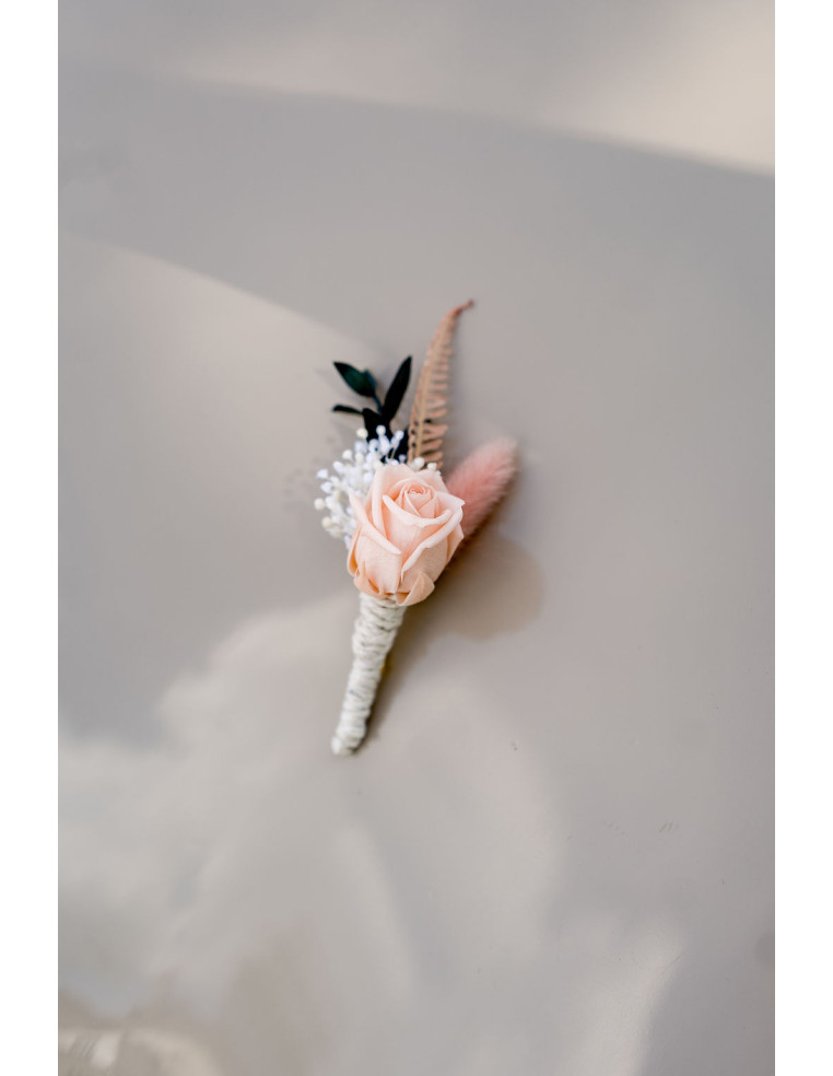 Boutonnière marié Jean fleurs stabilisées - L'Atelier de Clotilde - Comptoir Doré