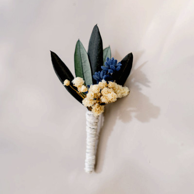 Boutonnière marié Mathilde fleurs stabilisées - L'Atelier de Clotilde - Comptoir Doré